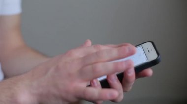 Adam üstünde hareket eden telefon numarasını çevirir
