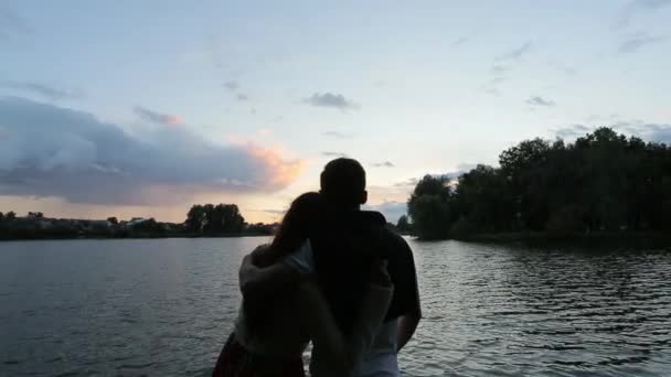 Couple marchander sur la rive de la rivière — Video