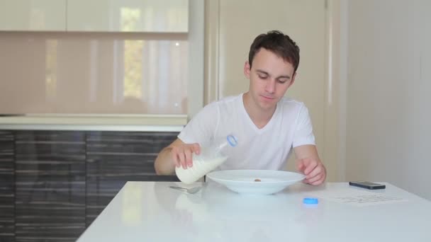 Man giet de melk in een kom — Stockvideo