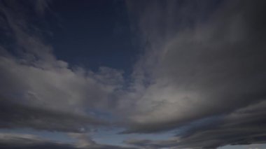 Karanlık gökyüzünde bulutlar manzaralı 