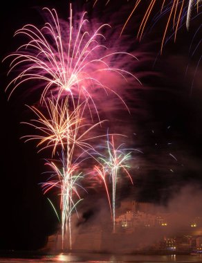 Gece gökyüzünde güzel havai fişekler tatil etkinliğinde