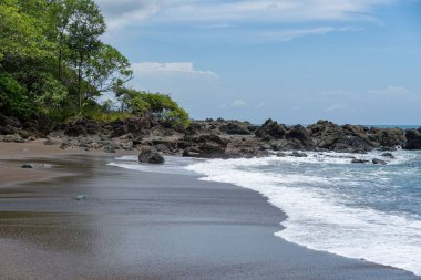 Kara Kum, Rocky Shore ve Yeşillik ile Tropik Plaj