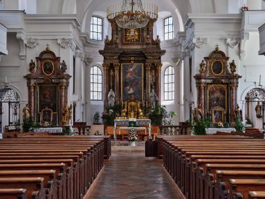 Ana sunak ve kiliseleri olan bir Barok Kilisesi.