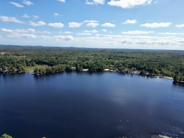 Shoreline Cottages ile Derin Mavi Orman Gölü Hava Görüntüsü