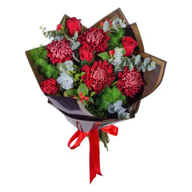 Güzel bir buket kırmızı gül ve çiçek