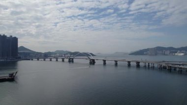 Şehrin kıyı şeridine yakın uzun bir köprünün geniş görünümü