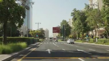 Trafik, Modern Binalar ve Trafik Işıklı Şehir Yolu