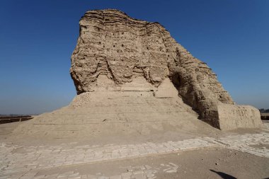 Doğal kaya oluşumu berrak mavi gökyüzü manzarasına karşı belirgin bir şekilde yükseliyor