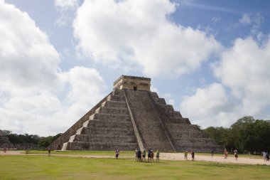 Chichen itza arkeolojik sahasında Maya Piramidi,