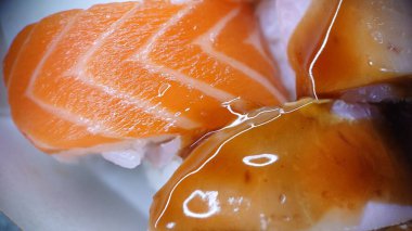 Beyaz tabakta taze somon var. Yaklaş.