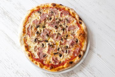 Pastırmalı, mantarlı ve mozarellalı İtalyan pizzası. en üstteki görünüm.