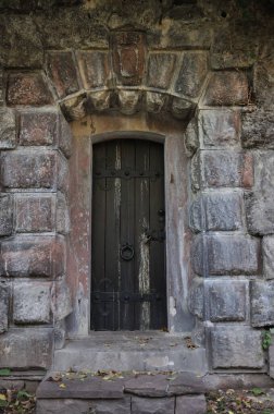 Eski taş kemer yolu ahşap kapılı yıpranmış duvarda