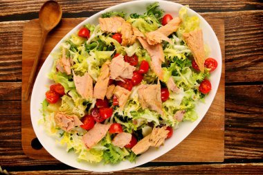 Çeri domatesli taze salata ve ızgara tavuk.