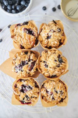 Soğutma rafında taze pişmiş yaban mersinli kekler.