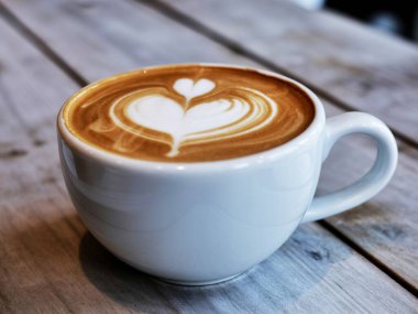 Masada beyaz bir fincan latte sanatı