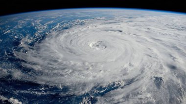 Okyanus üzerinde uzaydan oluşan kasırga..