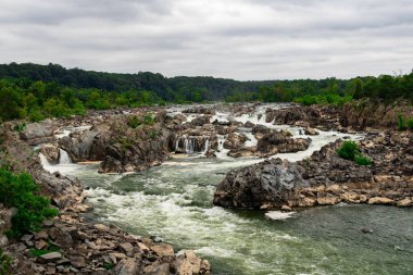 Şelale doğadaki kayalık arazide şelale gibi akıyor..