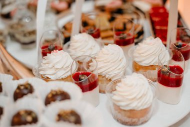 Çeşitli tatlı tatlılar, kekler, parfler sergileniyor.