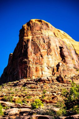Dağlar mavi gökyüzüne karşı yükseliyor..
