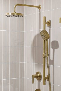 Altın kaplama ve fayanslı modern duş armatürü.