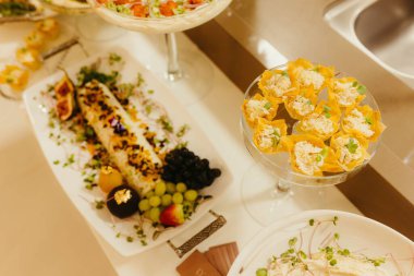 Çeşitli meyve ve tatlı tabakları.