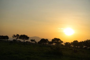 Dramatik renkli gökyüzü ile dağlarda güzel bir günbatımı
