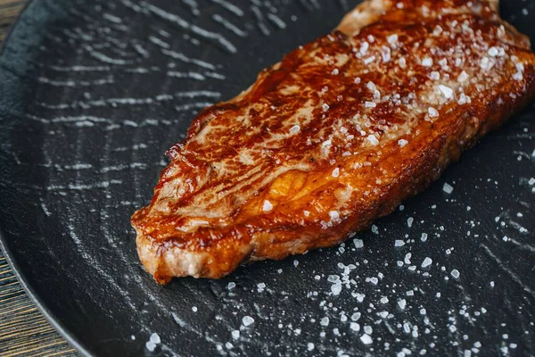 Sulu biftek kara tabakta dinleniyor.