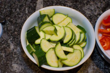 Dilimlenmiş kabak, beyaz kasede dizilmiş.