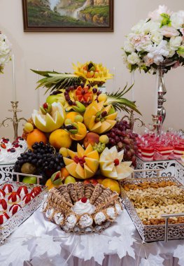 Zarif masa üzerinde renkli meyve görüntüsü