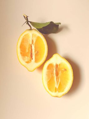 Yüzeyde yeşil yapraklı yarım limon