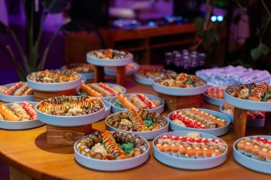 Renkli suşi çeşitleri zarif bir şekilde sergileniyor.