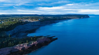 Mavi sulu kıyı şeridinin havadan görüntüsü
