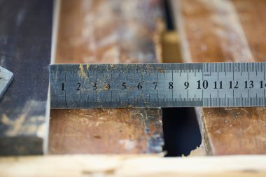 Tahta yüzeye metal cetvel yerleştirildi