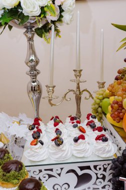Kekler ve meyvelerle dekoratif tatlı masası.