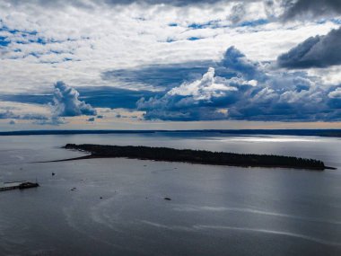 Suyla çevrili adanın havadan görünüşü