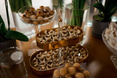 Ahşap masa ekranında zarif bir şekilde hazırlanmış tatlılar.