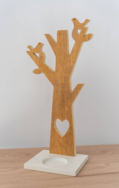 Ağaç şekilli ahşap standı. Üste iki kuş ve kalp tasarımı var.