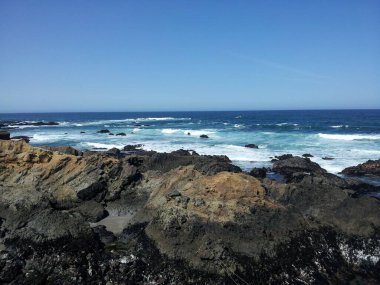 Dalgaların hafifçe çarptığı Rocky sahili.