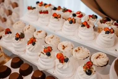 Meyveli lezzetli kremalı tatlılar.