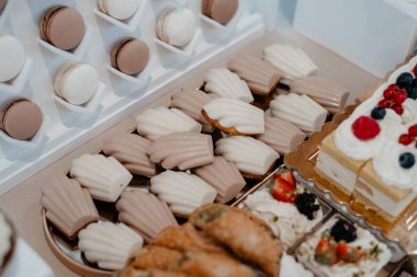 Çeşitli hamur işleri ve tatlılar güzelce sergilendi