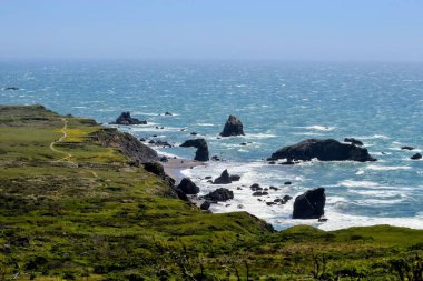 Kıyıya vuran dalgalarla kayalık sahil şeridi