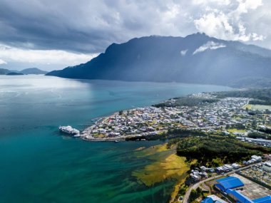 Kıyı kasabasının ve dağların havadan görünüşü