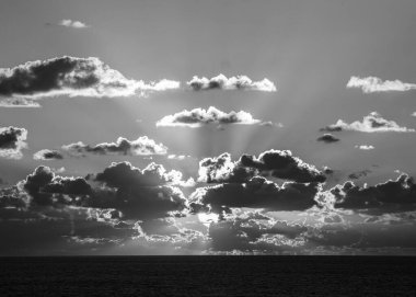 Güneş ışınlı siyah beyaz bulutlar