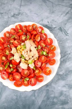 Mısır ve ton balıklı vişneli domates.