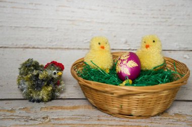 Renkli paskalya piliçleri ve süslü yumurtalar.