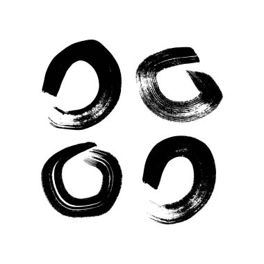 Siyah grunge fırça darbeleri daire şeklinde. Dört adet boyanmış mürekkep çemberi. Mürekkep lekesi beyaz arkaplanda izole edilmiş. Vektör illüstrasyonu