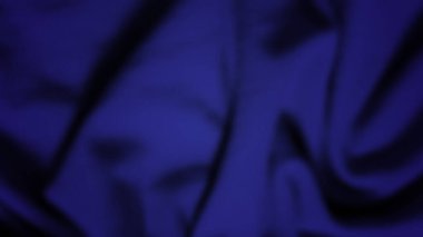 Buruşuk kumaşlı soyut bir arkaplan. Boş uzayı olan koyu mavi gerçekçi ipek dokusu. Vektör illüstrasyonu