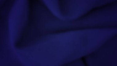 Buruşuk kumaşlı soyut bir arkaplan. Boş uzayı olan koyu mavi gerçekçi ipek dokusu. Vektör illüstrasyonu