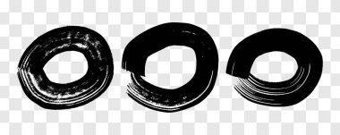 Siyah grunge fırça darbeleri daire şeklinde. Üç adet boyalı mürekkep çemberi. Mürekkep lekesi şeffaf arkaplanda izole edilmiş. Vektör illüstrasyonu