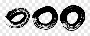 Siyah grunge fırça darbeleri daire şeklinde. Üç adet boyalı mürekkep çemberi. Mürekkep lekesi şeffaf arkaplanda izole edilmiş. Vektör illüstrasyonu